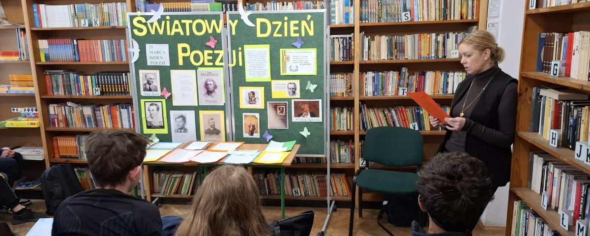 21 marca to Światowy Dzień Poezji. Z tej okazji w bibliotece szkolnej odbyło się spotkanie klas IV – VIII , które przygotowały P. Natalia Sójka i P. Marianna Moździer. Uczniowie i nauczyciele nazywali polskich pisarzy i ich dzieła, recytowali wiersze. W spotkaniu uczestniczyła Pani Dyrektor i Pani Janna Bartecka