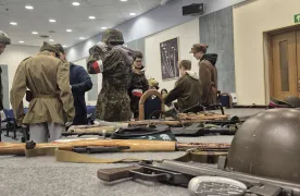 uczniowie przymierzają stróje żołnierskie