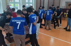 uczniowie grają w piłkarzyki