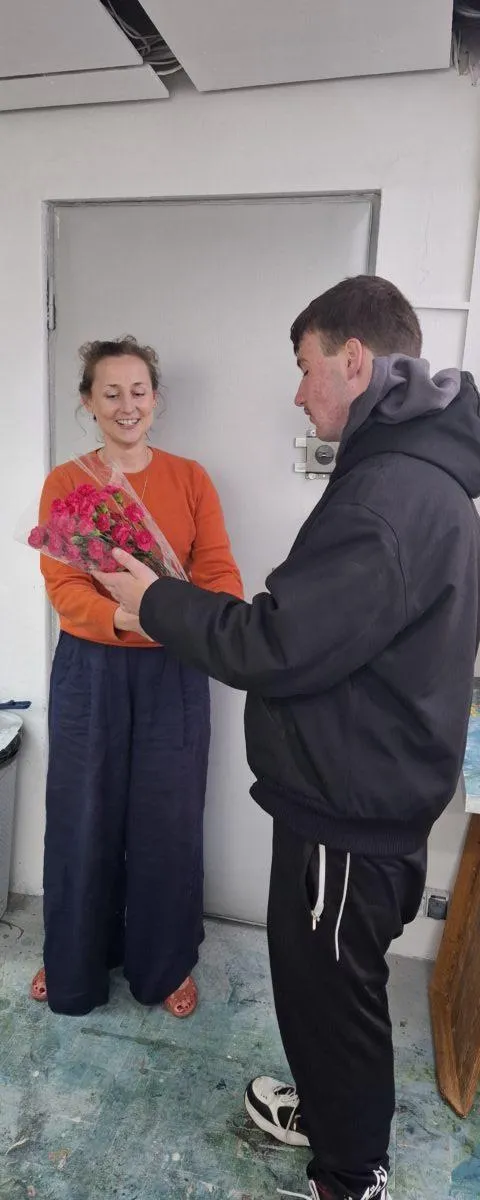 05.05.2025 Pani Natalia Sójka wraz z Panią Marianną Moździer zrealizowały kolejne wyjście z harmonogramu projektu Warszawskie Inicjatywy Edukacyjne Przystanek z Kulturą które realizuje Pani Sójka. Spotkanie z współczesną malarką w jej pracowni Magdaleną Lenartowicz. Uczestnicy z  MOW Nr 4, MOS Nr 8 i naszej  SPS167 mogli zobaczyć pracownie, obrazy i dowiedzieć się co to jest malowanie intuicyjne. Na zakończenie spotkania Pani Magdalena otrzymała w podziękowanie bukiet kwiatów. 