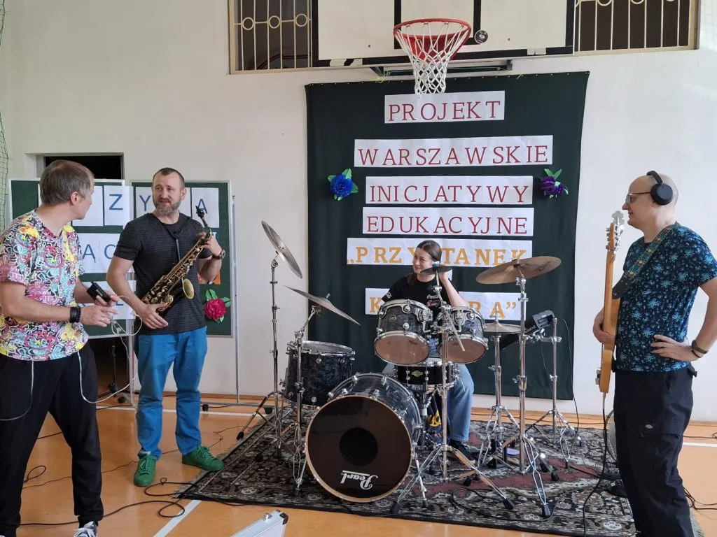 Natalia Sójka w ramach realizacji Projektu WIE,,Przystanek z kultura,, zaprosiła Zespół  muzyki instrumentalnej ,,Lecimy na marsa,,