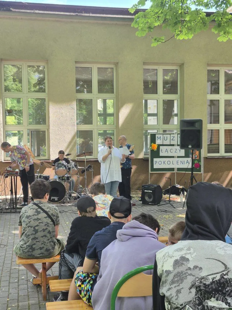 Natalia Sójka w ramach realizacji Projektu WIE,,Przystanek z kultura,, zaprosiła Zespół  muzyki instrumentalnej ,,Lecimy na marsa,,