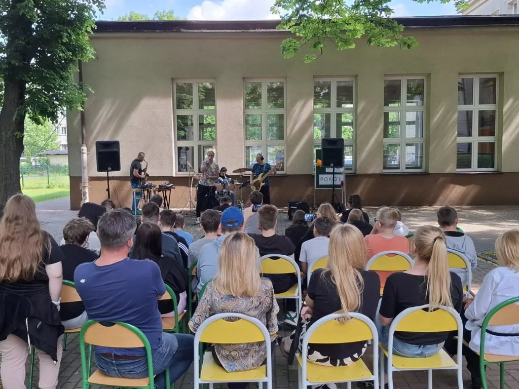 Natalia Sójka w ramach realizacji Projektu WIE,,Przystanek z kultura,, zaprosiła Zespół  muzyki instrumentalnej ,,Lecimy na marsa,,