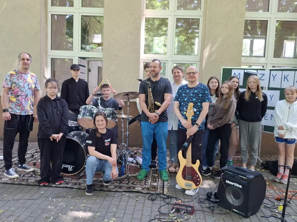 Natalia Sójka w ramach realizacji Projektu WIE,,Przystanek z kultura,, zaprosiła Zespół  muzyki instrumentalnej ,,Lecimy na marsa,,