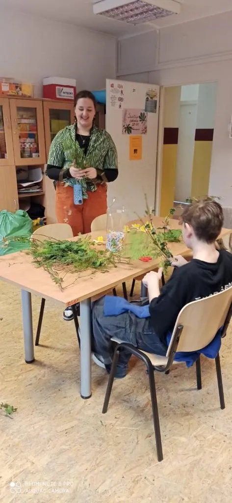 Uczniowie w świetlicy szkolnej przygotowują się do Świąt Wielkanocnych – samodzielnie robią palmę.