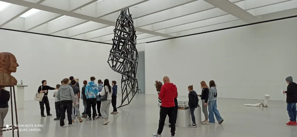 8 kwietnia uczniowie SPS 167, MOS Nr8 i MOW Nr4 udali się do Muzeum Sztuki Nowoczesnej na warsztaty „Zaprojektuj wystawę”.  Jest to kolejny punkt realizacji Warszawskich Inicjatyw Edukacyjnych w SPS167 „Przystanek z Kulturą- kształtowanie świadomych odbiorców” organizowanym przez p. Natalię Sójkę. Wraz z przewodnikiem młodzież najpierw zwiedziała Muzeum a następnie odbyły się ciekawe warsztaty na których uczniowie projektowali wystawę.