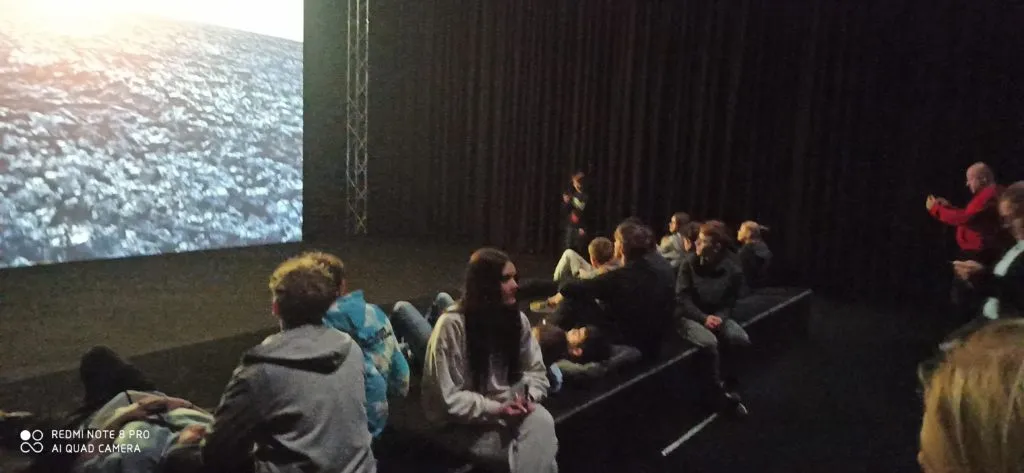 8 kwietnia uczniowie SPS 167, MOS Nr8 i MOW Nr4 udali się do Muzeum Sztuki Nowoczesnej na warsztaty „Zaprojektuj wystawę”.  Jest to kolejny punkt realizacji Warszawskich Inicjatyw Edukacyjnych w SPS167 „Przystanek z Kulturą- kształtowanie świadomych odbiorców” organizowanym przez p. Natalię Sójkę. Wraz z przewodnikiem młodzież najpierw zwiedziała Muzeum a następnie odbyły się ciekawe warsztaty na których uczniowie projektowali wystawę.