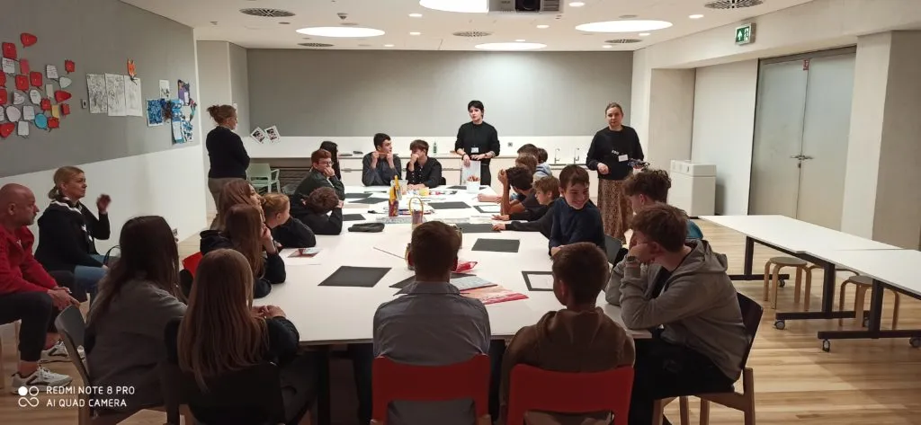 8 kwietnia uczniowie SPS 167, MOS Nr8 i MOW Nr4 udali się do Muzeum Sztuki Nowoczesnej na warsztaty „Zaprojektuj wystawę”.  Jest to kolejny punkt realizacji Warszawskich Inicjatyw Edukacyjnych w SPS167 „Przystanek z Kulturą- kształtowanie świadomych odbiorców” organizowanym przez p. Natalię Sójkę. Wraz z przewodnikiem młodzież najpierw zwiedziała Muzeum a następnie odbyły się ciekawe warsztaty na których uczniowie projektowali wystawę.