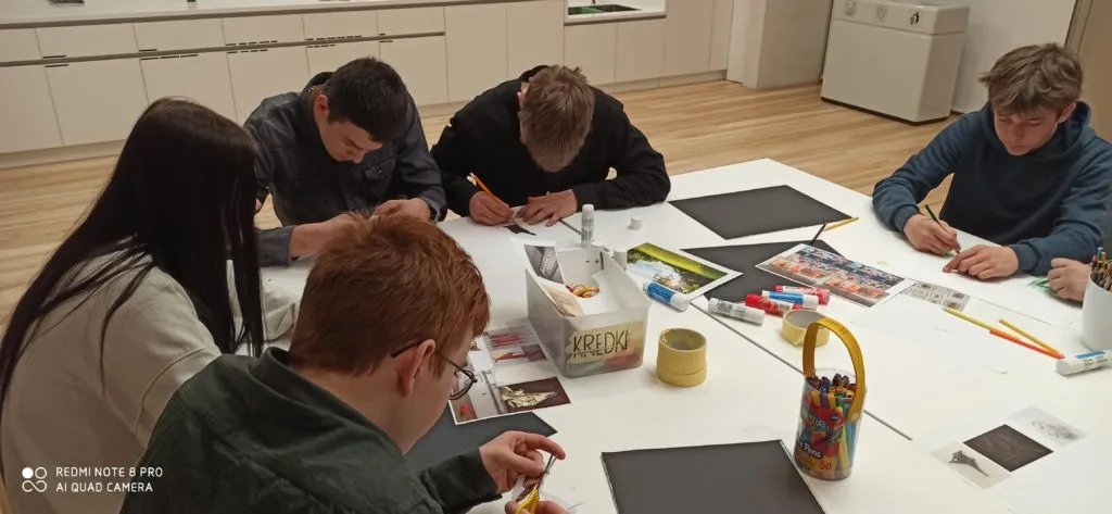 8 kwietnia uczniowie SPS 167, MOS Nr8 i MOW Nr4 udali się do Muzeum Sztuki Nowoczesnej na warsztaty „Zaprojektuj wystawę”.  Jest to kolejny punkt realizacji Warszawskich Inicjatyw Edukacyjnych w SPS167 „Przystanek z Kulturą- kształtowanie świadomych odbiorców” organizowanym przez p. Natalię Sójkę. Wraz z przewodnikiem młodzież najpierw zwiedziała Muzeum a następnie odbyły się ciekawe warsztaty na których uczniowie projektowali wystawę.