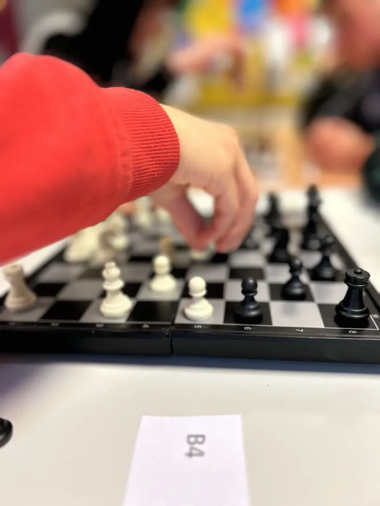 O tytuł Szkolnego Mistrza Szachowego walczyli uczniowie z klasy VI, VII i VIII. Po kilu rundach wyłoniono zwycięzcę Ryszarda Rogowskiego – ucznia klasy VI.  Wszystkim uczestnikom serdecznie gratulujemy i zapraszamy do startów za rok!