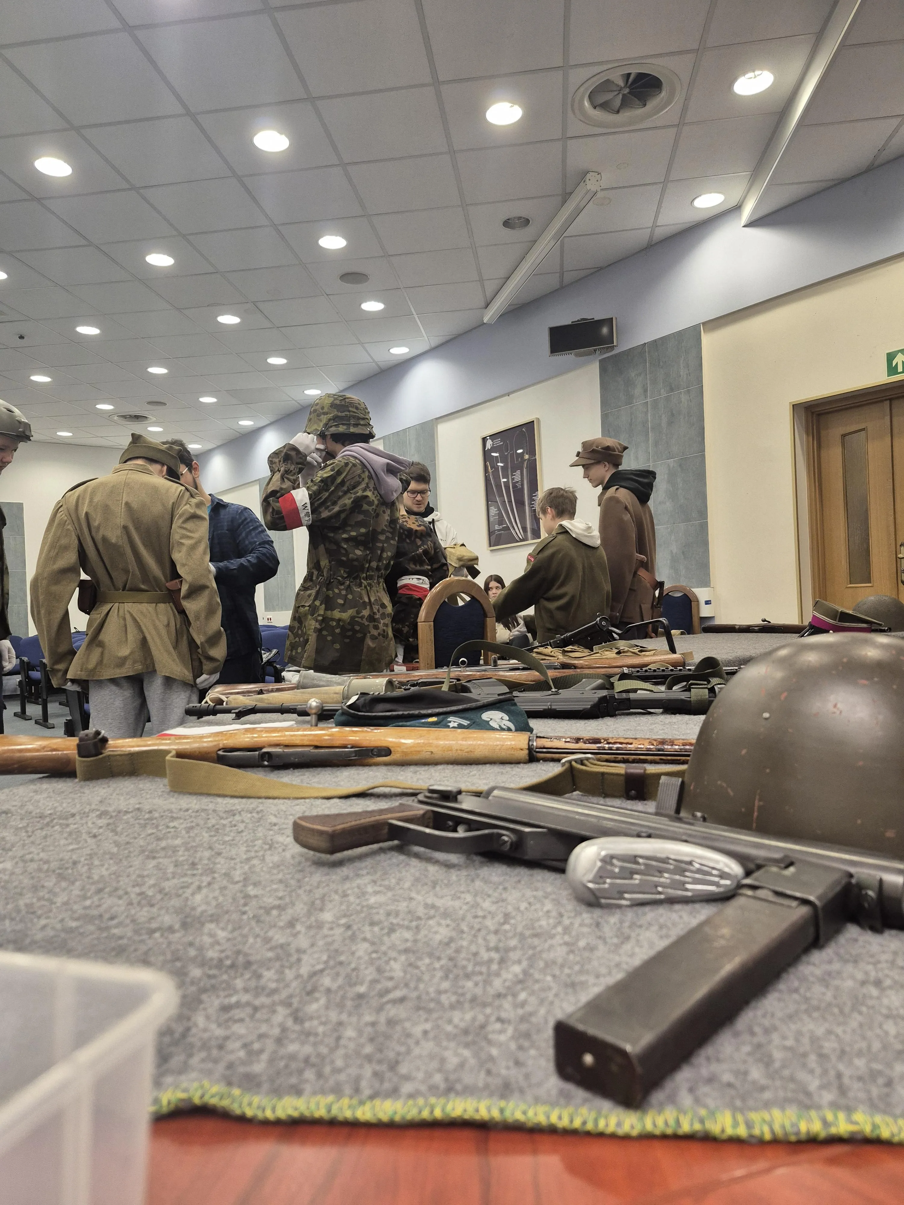 uczniowie przymierzają stróje żołnierskie