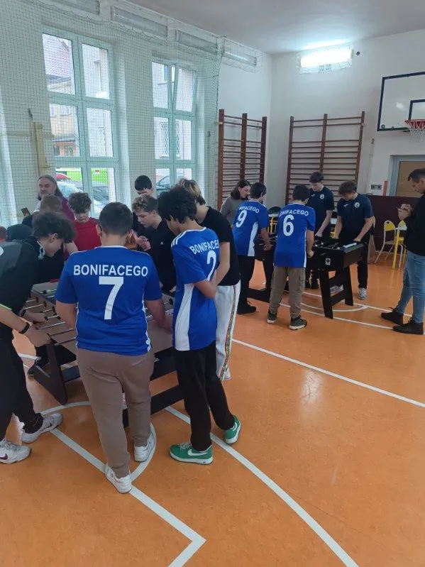 uczniowie grają w piłkarzyki