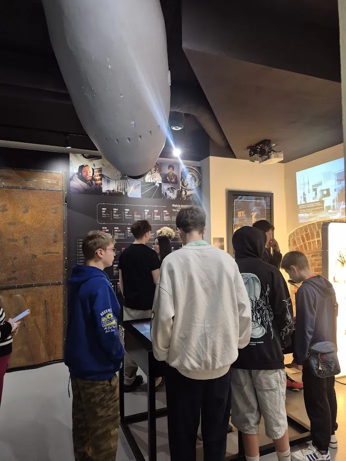 uczniowie ogladają ekspozycję w muzeum