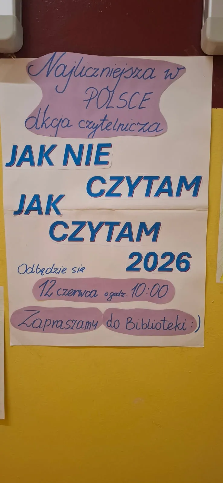 informacja na tablicy o akcji czytelniczej